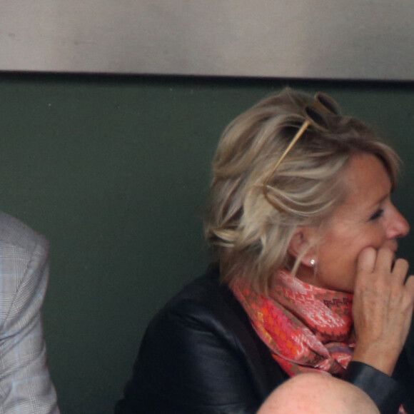 Ils ont fini par livrer la vérité à leurs enfants !
Sophie Davant pose avec William Leymergie en regardant un match pendant les Internationaux de France de tennis à Roland-Garros à Paris, le 26 mai 2015. ABACAPRESS.COM