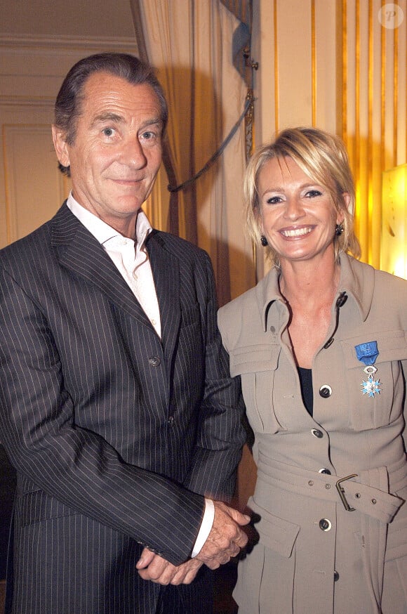 Sophie Davant pose avec William Leymergie après avoir reçu la médaille de l'Ordre des Chevaliers des Arts et des Lettres des mains du ministre français de la culture et de la communication, Renaud Donnedieu de Vabres, lors d'une cérémonie au ministère de la culture à Paris le 27 septembre 2005. Giancarlo Gorassini/ABACAPRESS.COM