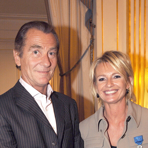 Sophie Davant pose avec William Leymergie après avoir reçu la médaille de l'Ordre des Chevaliers des Arts et des Lettres des mains du ministre français de la culture et de la communication, Renaud Donnedieu de Vabres, lors d'une cérémonie au ministère de la culture à Paris le 27 septembre 2005. Giancarlo Gorassini/ABACAPRESS.COM