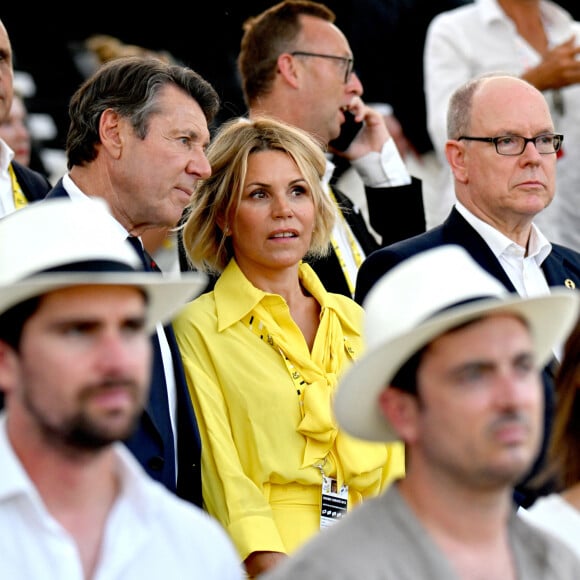 Christian Estrosi, le maire de Nice, sa femme, Laura Tenoudji et le prince Albert II de Monaco durant l'arrivée historique de la 111eme édition du Tour de France cycliste sur la place Masséna à Nice, le 21 juillet 2024. C'est la première fois que la Grande Boucle ne se termine pas à Paris, l'organisation des J.O. ne permettant pas aux coureurs de rouler dans les rues parisiennes. Ce Tour a été remporté pour la troisième fois par le Slovène Tadej Pogacar, UAE Team Emirates avec une sixième victoire d'étape, en s'imposant au contre-la-montre final, Monaco - Nice. © Bruno Bebert/Bestimage  Final stage of the 2024 Tour de France cycling race, an individual time trial from Monaco to Nice, France (33,7 km) on Sunday 21 July 2024. The 111th edition of the Tour de France starts on Saturday 29 June and will finish in Nice, France on 21 July.