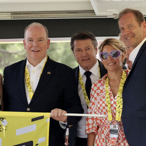 Le prince Albert II de Monaco et la princesse Charlene, Christian Estrosi et sa femme Laura Tenoudji, Christian Prudhomme - Le prince Albert II de Monaco et la princesse Charlene ont donné le départ de la dernière étape du Tour de France 2024, un contre la montre entre Monaco et Nice en compagnie de Christian Estrosi, le maire de Nice, sa femme, Laura Tenoudji et Christian Prudhomme, le directeur du Tour de France, le 21 juillet 2024. Ce Tour est remporté pour la troisième fois par le Slovène Tadej Pogačar, UAE Team Emirates avec une sixième victoire d'étape, en s'imposant au contre-la-montre final. © Claudia Albuquerque/Bestimage  Prince Albert II of Monaco and Princess Charlene received an unusual gift: an electric Solex in the colors of the famous Cochonou brand. The brand with its red and white colors and its famous "bob" caps won over the princess, who had fun covering her husband with it in a shared fit of laughter - Prince Albert II of Monaco and Princess Charlene gave the start to the final stage of the 2024 Tour de France, a time trial between Monaco and Nice in the company of Christian Estrosi, the mayor of Nice, his wife, Laura Tenoudji and Christian Prudhomme, the director of the Tour de France, on July 21, 2024. This Tour is won for the third time by the Slovenian Tadej Pogačar, UAE Team Emirates with a sixth stage victory, by winning the final time trial. 