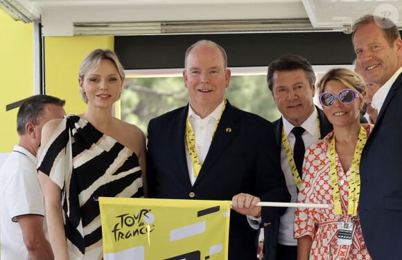 Le prince Albert II de Monaco et la princesse Charlene, Christian Estrosi et sa femme Laura Tenoudji, Christian Prudhomme - Le prince Albert II de Monaco et la princesse Charlene ont donné le départ de la dernière étape du Tour de France 2024, un contre la montre entre Monaco et Nice en compagnie de Christian Estrosi, le maire de Nice, sa femme, Laura Tenoudji et Christian Prudhomme, le directeur du Tour de France, le 21 juillet 2024. Ce Tour est remporté pour la troisième fois par le Slovène Tadej Pogačar, UAE Team Emirates avec une sixième victoire d'étape, en s'imposant au contre-la-montre final. © Claudia Albuquerque/Bestimage  Prince Albert II of Monaco and Princess Charlene received an unusual gift: an electric Solex in the colors of the famous Cochonou brand. The brand with its red and white colors and its famous "bob" caps won over the princess, who had fun covering her husband with it in a shared fit of laughter - Prince Albert II of Monaco and Princess Charlene gave the start to the final stage of the 2024 Tour de France, a time trial between Monaco and Nice in the company of Christian Estrosi, the mayor of Nice, his wife, Laura Tenoudji and Christian Prudhomme, the director of the Tour de France, on July 21, 2024. This Tour is won for the third time by the Slovenian Tadej Pogačar, UAE Team Emirates with a sixth stage victory, by winning the final time trial. 