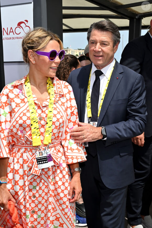 Christian Estrosi et sa femme Laura Tenoudji - Le prince Albert II de Monaco et la princesse Charlene ont donné le départ de la dernière étape du Tour de France 2024, un contre la montre entre Monaco et Nice en compagnie de Christian Estrosi, le maire de Nice, sa femme, Laura Tenoudji et Christian Prudhomme, le directeur du Tour de France, le 21 juillet 2024. Ce Tour est remporté pour la troisième fois par le Slovène Tadej Pogačar, UAE Team Emirates avec une sixième victoire d'étape, en s'imposant au contre-la-montre final. © Bruno Bebert/Bestimage  Prince Albert II of Monaco and Princess Charlene received an unusual gift: an electric Solex in the colors of the famous Cochonou brand. The brand with its red and white colors and its famous "bob" caps won over the princess, who had fun covering her husband with it in a shared fit of laughter - Prince Albert II of Monaco and Princess Charlene gave the start to the final stage of the 2024 Tour de France, a time trial between Monaco and Nice in the company of Christian Estrosi, the mayor of Nice, his wife, Laura Tenoudji and Christian Prudhomme, the director of the Tour de France, on July 21, 2024. This Tour is won for the third time by the Slovenian Tadej Pogačar, UAE Team Emirates with a sixth stage victory, by winning the final time trial. 