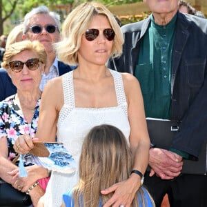 L'occasion pour elle de mettre en avant ses talents artistiques ! Notamment son incroyable aisance lorsqu'elle chante.
Laura Tenoudji et sa fille Bianca - C.Estrosi, le maire de Nice, accompagné de sa femme L.Tenoudji, de leur fille Bianca et entouré de d'élus municipaux a inauguré "La Bourgada", le premier tronçon de la Promenade du Paillon - Saison 2, dans la continuité de la Coulée Verte à Nice, le 22 juin 2024. © Bruno Bebert / Bestimage 