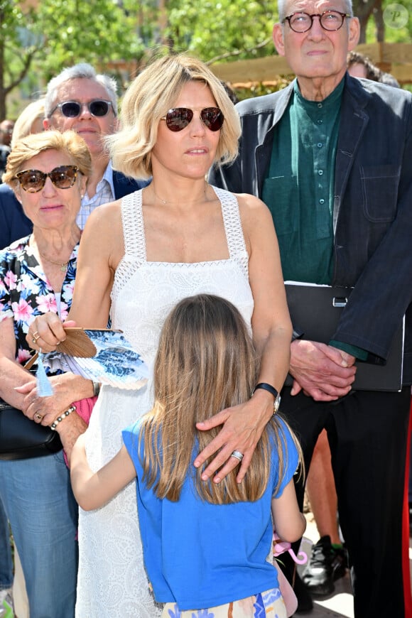 L'occasion pour elle de mettre en avant ses talents artistiques ! Notamment son incroyable aisance lorsqu'elle chante.
Laura Tenoudji et sa fille Bianca - C.Estrosi, le maire de Nice, accompagné de sa femme L.Tenoudji, de leur fille Bianca et entouré de d'élus municipaux a inauguré "La Bourgada", le premier tronçon de la Promenade du Paillon - Saison 2, dans la continuité de la Coulée Verte à Nice, le 22 juin 2024. © Bruno Bebert / Bestimage 