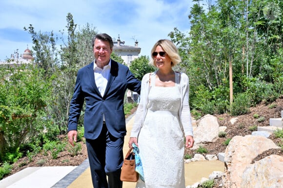 Christian Estrosi et sa femme Laura Tenoudji - Christian Estrosi, le maire de Nice, accompagné de sa femme L.Tenoudji, de leur fille Bianca et entouré de d'élus municipaux a inauguré "La Bourgada", le premier tronçon de la Promenade du Paillon - Saison 2, dans la continuité de la Coulée Verte à Nice, le 22 juin 2024. En lieu et place de l'ancien Théâtre National de Nice, poussent désormais 150 arbres et arbustes (olivier, amandiers, chênes verts), six pins parasols sur 5.000 mètres carré de surface. Cet espace vert est arrosé par une citerne de 600 mètres cube, placée en sous-sol et alimentée par l'eau de pluie. © Bruno Bebert / Bestimage  Christian Estrosi, the mayor of Nice, accompanied by his wife L.Tenoudji, their daughter Bianca and surrounded by municipal elected officials inaugurated "La Bourgada", the first section of the Promenade du Paillon - Season 2, in the continuity of the Coulée Verte in Nice, June 22, 2024. In place of the former National Theater of Nice, 150 trees and shrubs (olive trees, almond trees, holm oaks), six umbrella pines now grow over 5,000 square meters of surface area. This green space is watered by a 600 cubic meter cistern, placed underground and supplied by rainwater. 