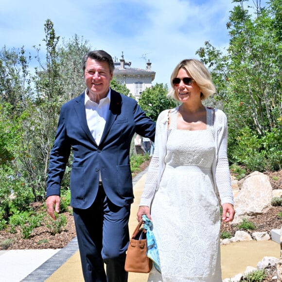 Christian Estrosi et sa femme Laura Tenoudji - Christian Estrosi, le maire de Nice, accompagné de sa femme L.Tenoudji, de leur fille Bianca et entouré de d'élus municipaux a inauguré "La Bourgada", le premier tronçon de la Promenade du Paillon - Saison 2, dans la continuité de la Coulée Verte à Nice, le 22 juin 2024. En lieu et place de l'ancien Théâtre National de Nice, poussent désormais 150 arbres et arbustes (olivier, amandiers, chênes verts), six pins parasols sur 5.000 mètres carré de surface. Cet espace vert est arrosé par une citerne de 600 mètres cube, placée en sous-sol et alimentée par l'eau de pluie. © Bruno Bebert / Bestimage  Christian Estrosi, the mayor of Nice, accompanied by his wife L.Tenoudji, their daughter Bianca and surrounded by municipal elected officials inaugurated "La Bourgada", the first section of the Promenade du Paillon - Season 2, in the continuity of the Coulée Verte in Nice, June 22, 2024. In place of the former National Theater of Nice, 150 trees and shrubs (olive trees, almond trees, holm oaks), six umbrella pines now grow over 5,000 square meters of surface area. This green space is watered by a 600 cubic meter cistern, placed underground and supplied by rainwater. 