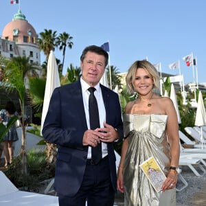 Exclusif - Christian Estrosi et sa femme Laura Tenoudji Estrosi qui a présenté son septième guide des adresses incontournables de Nice sur la Plage du Negresco à Nice, le 28 juin 2024. Durant son discours, Laura, accompagnée de Lionel Servant, le directeur général du Negresco, a fait remarqué à l'assistance, que dans cette période très politisée à quelques jours des législatives, un moment de détente autour de ses bonnes adresses et de ses bon plans azuréens, seraient pour tout le monde une bonne bouffée d'oxygène. Dans le public, son mari Christian Estrosi, le maire de Nice, Robert Roux, son adjoint à la Culture, Stéphane Tallon, le directeur du Musée de la Photo de Nice, Rudy Salles et Jean Sébastien Martinez, de l'office du Tourisme, ou encore Gérad Holtz et son épouse, Muriel Mayette-Holtz, la première femme à avoir dirigé la Comédie-Française et à la tête, actuellement, du Théâtre National de Nice, ont applaudit et acquiéscé les propos de la journaliste de Télé Matin et de TV 5 Monde. On connaissait "Laura du Web", dorénavant il faut aussi compter avec "Laura de Nice". Laura et ses bons tuyaux, va permettre aux futurs vacanciers descendus dans le mythique hôtel niçois, le Negresco, de decouvrir un petit guide avec des adresses niçoises incontournables, comme les restaurants La Petite Maison, Nespo, ou l'African Queen à Bealieu, mais aussi le quartier des Antiquaires près du port, la colline du Château, le parc de Cimiez et son musée Matisse, ou la Boulisterie, un magasin dédié à la pétanque et à l'art de vivre à la française... Dans cette édition quelques nouveautés comme une interview d'Hedi Slimane, une recette de frites de panisses par la chef étoilées du Negresco, Virginie Basselot... Avec Longchamp, Mercedes by My Car Côte d'Azur, qui a présenté un modèle de 2 roues aux couleurs du Negresco, Carolina Ritzler et The Kooples, les produits de beauté Olivier Claire, les Galeries Lafayette, la styliste créatrice Prune Goldschmidt qui a habillée Laura avec l'une de ses créations, comme partenaire et le Negresco, Laura sort son guide tous les semestres. D'un 4 pages pour sa première édition, les éditions suivantes ont grandi avec beaucoup plus d'adresses et donc beaucoup plus de feuillets qui se présentent en forme d'accordéon, facile à ranger et surtout pratique pour les touristes. Ce guide est aussi en vente dans la boutique de l'hôtel, pour la somme de 5 euros qui seront reversés au profit de l'hôpital Lenval pour enfant. Cette année c'est l'illustratrice niçoise Charlotte Colt qui a dessiné le guide. © Bruno Bebert/Bestimage 