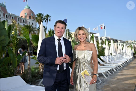 Exclusif - Christian Estrosi et sa femme Laura Tenoudji Estrosi qui a présenté son septième guide des adresses incontournables de Nice sur la Plage du Negresco à Nice, le 28 juin 2024. Durant son discours, Laura, accompagnée de Lionel Servant, le directeur général du Negresco, a fait remarqué à l'assistance, que dans cette période très politisée à quelques jours des législatives, un moment de détente autour de ses bonnes adresses et de ses bon plans azuréens, seraient pour tout le monde une bonne bouffée d'oxygène. Dans le public, son mari Christian Estrosi, le maire de Nice, Robert Roux, son adjoint à la Culture, Stéphane Tallon, le directeur du Musée de la Photo de Nice, Rudy Salles et Jean Sébastien Martinez, de l'office du Tourisme, ou encore Gérad Holtz et son épouse, Muriel Mayette-Holtz, la première femme à avoir dirigé la Comédie-Française et à la tête, actuellement, du Théâtre National de Nice, ont applaudit et acquiéscé les propos de la journaliste de Télé Matin et de TV 5 Monde. On connaissait "Laura du Web", dorénavant il faut aussi compter avec "Laura de Nice". Laura et ses bons tuyaux, va permettre aux futurs vacanciers descendus dans le mythique hôtel niçois, le Negresco, de decouvrir un petit guide avec des adresses niçoises incontournables, comme les restaurants La Petite Maison, Nespo, ou l'African Queen à Bealieu, mais aussi le quartier des Antiquaires près du port, la colline du Château, le parc de Cimiez et son musée Matisse, ou la Boulisterie, un magasin dédié à la pétanque et à l'art de vivre à la française... Dans cette édition quelques nouveautés comme une interview d'Hedi Slimane, une recette de frites de panisses par la chef étoilées du Negresco, Virginie Basselot... Avec Longchamp, Mercedes by My Car Côte d'Azur, qui a présenté un modèle de 2 roues aux couleurs du Negresco, Carolina Ritzler et The Kooples, les produits de beauté Olivier Claire, les Galeries Lafayette, la styliste créatrice Prune Goldschmidt qui a habillée Laura avec l'une de ses créations, comme partenaire et le Negresco, Laura sort son guide tous les semestres. D'un 4 pages pour sa première édition, les éditions suivantes ont grandi avec beaucoup plus d'adresses et donc beaucoup plus de feuillets qui se présentent en forme d'accordéon, facile à ranger et surtout pratique pour les touristes. Ce guide est aussi en vente dans la boutique de l'hôtel, pour la somme de 5 euros qui seront reversés au profit de l'hôpital Lenval pour enfant. Cette année c'est l'illustratrice niçoise Charlotte Colt qui a dessiné le guide. © Bruno Bebert/Bestimage 