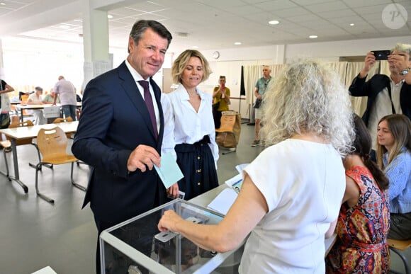 Christian Estrosi, le maire de Nice, Horizon, et sa femme Laura Tenoudji Estrosi ont voté pour le 1er tour des élections législatives à Nice, à l'école Port Lympia, le 30 juin 2023. Christian Estrosi a présenté et soutenu 3 proches, Graig Monetti, Gaël Nofri et le sortant Philippe Pradal, 3 de ses adjoints, dans la 1ere circonscription contre le député sortant Eric Ciotti, nouvellement rallié au R N, la 5eme circonscription contre Christelle d’Intorni,et la 3eme contre Bernard Chaix. © Bruno Bebert / Bestimage 