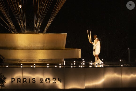 Marie-José Pérec et Teddy Riner - Vue du chaudron allumé attaché à un ballon géant flottant dans les airs - Cérémonie d'ouverture des Jeux Olympiques (JO) de Paris 2024 le 26 juillet 2024. (Credit Image: © Richard Callis/Sport Press Photo via ZUMA Press)