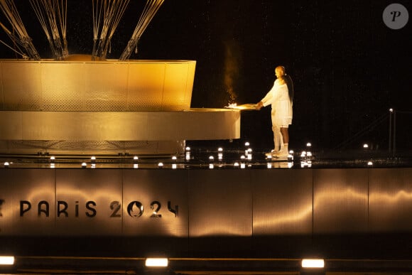 Marie-José Pérec et Teddy Riner - Vue du chaudron allumé attaché à un ballon géant flottant dans les airs - Cérémonie d'ouverture des Jeux Olympiques (JO) de Paris 2024 le 26 juillet 2024. (Credit Image: © Richard Callis/Sport Press Photo via ZUMA Press)