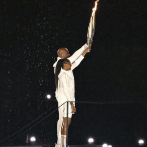 Un moment très fort pour les deux athlètes français

Teddy Riner et Marie-José Pérec les derniers relayeurs de la flamme Olympiques au chaudron attaché à un ballon géant lors de la cérémonie d'ouverture des Jeux Olympiques (JO) de Paris 2024, à Paris, France, le 26 juillet 2024. © Michael Baucher /Panoramic/Bestimage