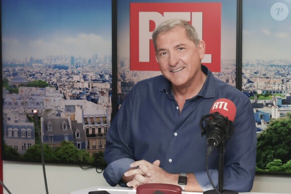 Il "prépare un nouveau projet sur RTL à la rentrée", a-t-il été précisé sans plus de détails.
Exclusif - Yves Calvi - Tournage de l'émission "Sketch Story". Le 12 septembre 2022 C'est l'une des nouveautés de cette rentrée 2022. © Jack Tribeca / Bestimage