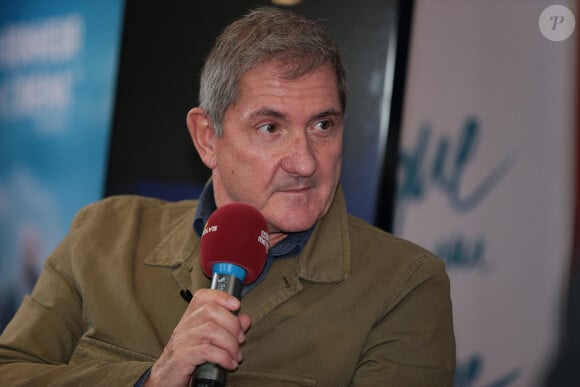 Que les fidèles de RTL se rassurent, Régis Ravenas, le Directeur Général en charge des antennes radio du groupe M6 a fait savoir à travers un communiqué de presse officiel qu'Yves Calvi ne quitterait pas la station pour autant.
Exclusif - Yves Calvi - Projection et discussion autour du film "Allez France !" lors du festival CineComédies à Lille, le 1er octobre 2021. © Stéphane Vansteenkiste/Bestimage