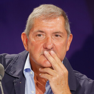 Il prendra la place à la rentrée d'Yves Calvi sur RTL, pourtant pilier de la station de radio depuis dix ans. 
Yves Calvi (nouvelle recrue) - Conférence de presse de rentrée de BFMTV saison 2021/2022 à l'Altice Campus à Paris, France, le 25 août 2021. © Christophe Clovis/Bestimage