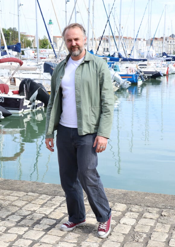 Yannik Mazzilli lors du photocall de la série "Mère indigne"de la 25ème édition du Festival de la fiction de la Rochelle, France, le 15 septembre 2023.