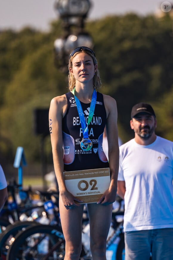 La championne de triathlon Cassandre Beaugrand a raflé la médaille d'or après près de 2 heures de course.
Cassandre Beaugrand (FRA) podium, during the 2023 World Triathlon Olympic & Paralympic Games Test Event, on August from 17 to 20, 2023 in Paris, France - © Germain Hazard / Panoramic / Bestimage