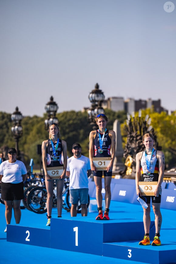 01 Beth Potter (GBR) 02 Cassandre Beaugrand (FRA) 16 Laura Lindemann (GER) podium, lors de l'épreuve test des Jeux Olympiques et Paralympiques 2023, du 17 au 20 août 2023 à Paris, France - © Germain Hazard / Panoramic / Bestimag