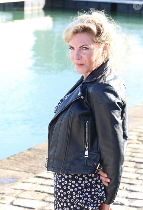 La comédienne Anne-Elisabeth Blateau a réagi à la disparition de son frère de fiction, Yannik Mazzilli
Anne-Elisabeth Blateau lors du photocall de la série "Scènes de ménages" lors de la 25ème édition du Festival de la fiction de la Rochelle, France, le 13 septembre 2023.