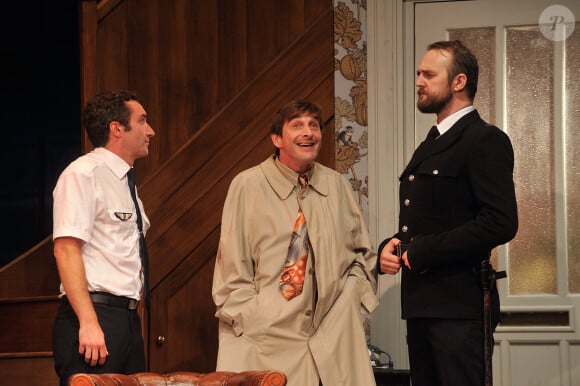 Erwan Creignou, Maxime Clement et Yannik Mazzilli, Ariane Mourier et Gilles Vajou lors du filage de la piece "Des Pieds Et Des Mains" au theatre Fontaine a Paris le 26 septembre 2013.