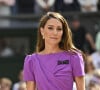 D'après les confidences d'un initié pour "The Mirror", le prince Harry aurait d'office contacté Kate Middleton après l'avoir vue à la télévision lors de la finale de Wimbledon.
Catherine (Kate) Middleton remet la coupe à Carlos Alcaraz après sa victoire face à Novak Djokovic en finale du tournoi de Wimbledon 2024 (6/2 - 6/2 - 7/6). Wimbledon, le 14 juillet 2024. 