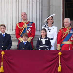 Cette année, le roi Charles et sa belle-fille, Kate Middleton ont révélé au monde qu'ils luttaient tous deux contre la maladie.
Le prince George, le prince Louis, la princesse Charlotte, le prince William, prince de Galles, Catherine Kate Middleton, princesse de Galles, le roi Charles III d'Angleterre, la reine consort Camilla au balcon du Palais de Buckingham lors de la parade militaire "Trooping the Colour" à Londres le 15 juin 2024 © Julien Burton / Bestimage 