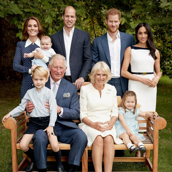 Après le Megxit acté en 2020, les tensions furent plus que palpables au sein de la monarchie anglaise... Pour ne rien arranger, les Sussex ont multiplié les révélations choc à son égard.
Photo de famille pour les 70 ans du prince Charles, prince de Galles, dans le jardin de Clarence House à Londres, Royaume Uni, le 14 novembre 2018. Le prince de Galles pose en famille avec son épouse Camilla Parker Bowles, duchesse de Cornouailles, et ses fils le prince William, duc de Cambridge, et le prince Harry, duc de Sussex, avec leurs épouses, Catherine (Kate) Middleton, duchesse de Cambridge et Meghan Markle, duchesse de Sussex, et les trois petits-enfants le prince George, la princesse Charlotte et le jeune prince Louis. 