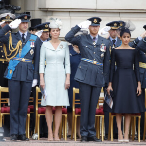 "Il lui a envoyé un mot pour la féliciter et lui faire savoir à quel point il était heureux de la voir sortir", a souligné un informateur à nos confrères. Reste à savoir si elle lui a répondu...
Le prince William, duc de Cambridge, Kate Catherine Middleton, duchesse de Cambridge, le prince Harry, duc de Sussex, Meghan Markle, duchesse de Sussex - La famille royale d'Angleterre lors de la parade aérienne de la RAF pour le centième anniversaire au palais de Buckingham à Londres. Le 10 juillet 2018 