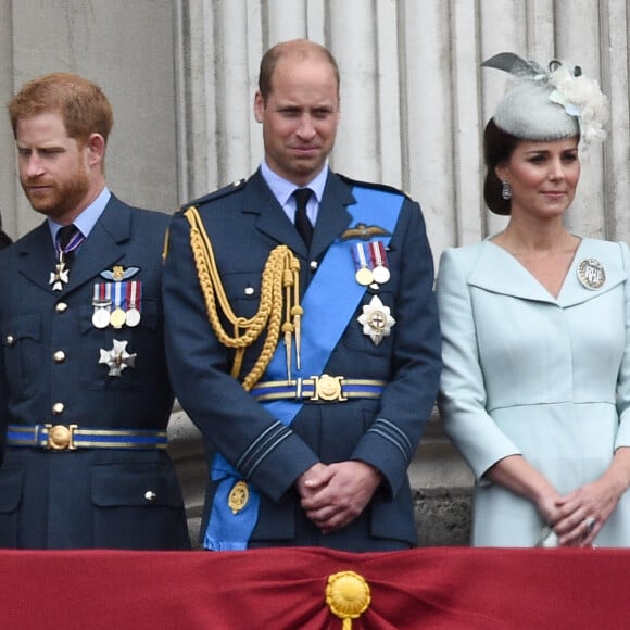 Les Windsor ont connu des jours meilleurs !
Meghan Markle, duchesse de Sussex, le prince Harry, duc de Sussex, le prince William, duc de Cambridge, Kate Catherine Middleton, duchesse de Cambridge lors de la parade aérienne de la RAF pour le centième anniversaire au palais de Buckingham à Londres. 