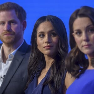 Bien qu'il soit en froid avec le reste de sa famille, le prince Harry ferait de son mieux pour apaiser les choses avec cette dernière.
Le prince William, duc de Cambridge, Catherine (Kate) Middleton, duchesse de Cambridge (enceinte), le prince Harry et sa fiancée Meghan Markle assistent au premier forum annuel de la Royal Foundation qui se tient à Aviva le 28 février 2018 à Londres, en Angleterre. Sur le thème "Faire la différence ensemble", l'événement présentera les programmes lancés ou initiés par la Royal Foundation. 