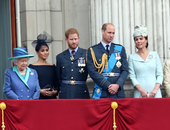 La reine Elisabeth II d'Angleterre, Meghan Markle, duchesse de Sussex (habillée en Dior Haute Couture par Maria Grazia Chiuri), le prince Harry, duc de Sussex, le prince William, duc de Cambridge, Kate Catherine Middleton, duchesse de Cambridge - La famille royale d'Angleterre lors de la parade aérienne de la RAF pour le centième anniversaire au palais de Buckingham à Londres. Le 10 juillet 2018 