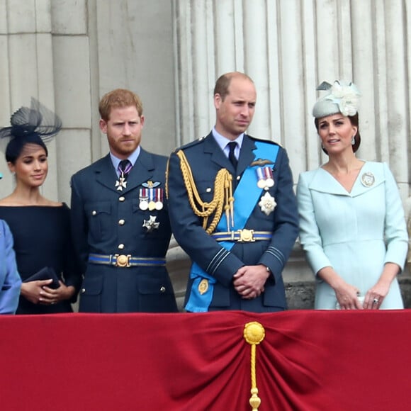 La reine Elisabeth II d'Angleterre, Meghan Markle, duchesse de Sussex (habillée en Dior Haute Couture par Maria Grazia Chiuri), le prince Harry, duc de Sussex, le prince William, duc de Cambridge, Kate Catherine Middleton, duchesse de Cambridge - La famille royale d'Angleterre lors de la parade aérienne de la RAF pour le centième anniversaire au palais de Buckingham à Londres. Le 10 juillet 2018 