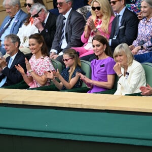 Catherine (Kate) Middleton avec la princesse Charlotte et Pippa Middleton dans les tribunes de la finale du tournoi de Wimbledon 2024, le 14 juillet 2024. 