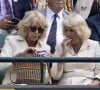 En effet, Annabel Elliot, la soeur cadette de la reine Camilla dont elle est très proche, était aussi à leurs côtés avec son mari.
La reine consort d'Angleterre Camilla Parker Bowles et sa jeune soeur, Annabel Elliot, dégustent un chocolat dans les tribunes de Wimbledon, au dixième jour du tournoi de tennis. 10 juillet 2024