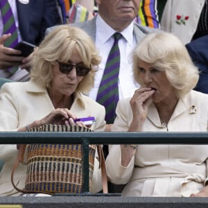 En effet, Annabel Elliot, la soeur cadette de la reine Camilla dont elle est très proche, était aussi à leurs côtés avec son mari.
La reine consort d'Angleterre Camilla Parker Bowles et sa jeune soeur, Annabel Elliot, dégustent un chocolat dans les tribunes de Wimbledon, au dixième jour du tournoi de tennis. 10 juillet 2024