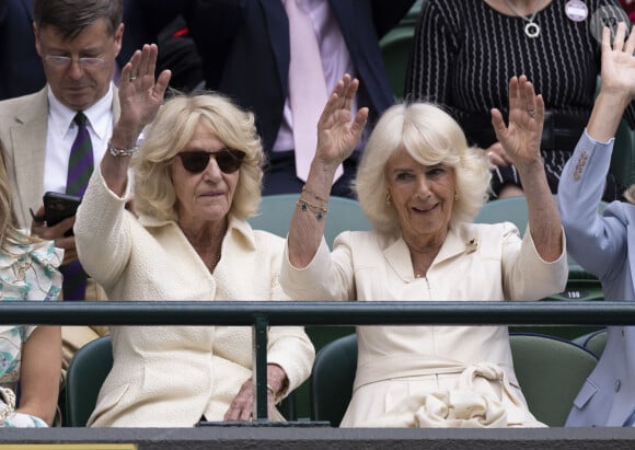 La reine consort d'Angleterre Camilla Parker Bowles et sa jeune soeur Annabel Elliot dans les tribunes de Wimbledon, le dixième jour du tournoi de tennis. 10 juillet 2024