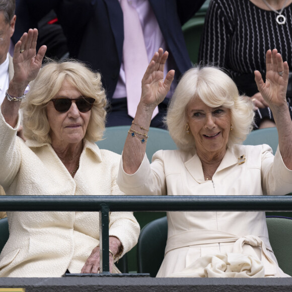 La reine consort d'Angleterre Camilla Parker Bowles et sa jeune soeur Annabel Elliot dans les tribunes de Wimbledon, le dixième jour du tournoi de tennis. 10 juillet 2024