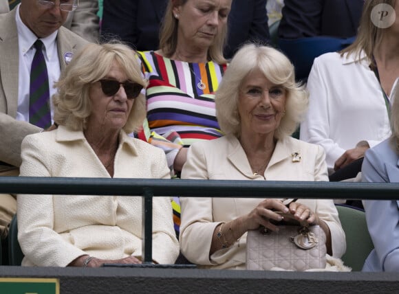 La reine consort d'Angleterre Camilla Parker Bowles et sa soeur, Annabel Elliot dans les tribunes de Wimbledon, lors de la 10ème journée du tournoi de tennis. Le 10 juillet 2024