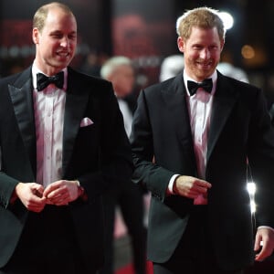 Le prince William, duc de Cambridge et le prince Harry lors de la premiere de Star Wars, épisode VIII : Les Derniers Jedi au Royal Albert Hall à Londres le 12 décembre 2017. 