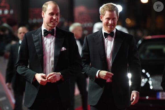 Le prince William, duc de Cambridge et le prince Harry lors de la premiere de Star Wars, épisode VIII : Les Derniers Jedi au Royal Albert Hall à Londres le 12 décembre 2017. 