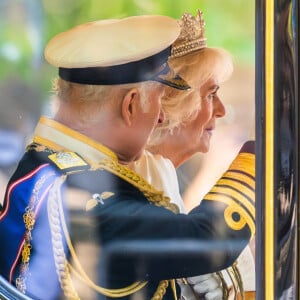 Mais visiblement, tout le monde semble avoir passé un joli séjour !
Le roi Charles III d'Angleterre et la reine consort Camilla Parker Bowles à leur départ du palais de Buckingham pour l'ouverture officielle du parlement britannique au palais de Westminster à Londres. Le 17 juillet 2024 