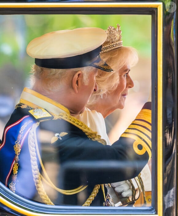 Mais visiblement, tout le monde semble avoir passé un joli séjour !
Le roi Charles III d'Angleterre et la reine consort Camilla Parker Bowles à leur départ du palais de Buckingham pour l'ouverture officielle du parlement britannique au palais de Westminster à Londres. Le 17 juillet 2024 