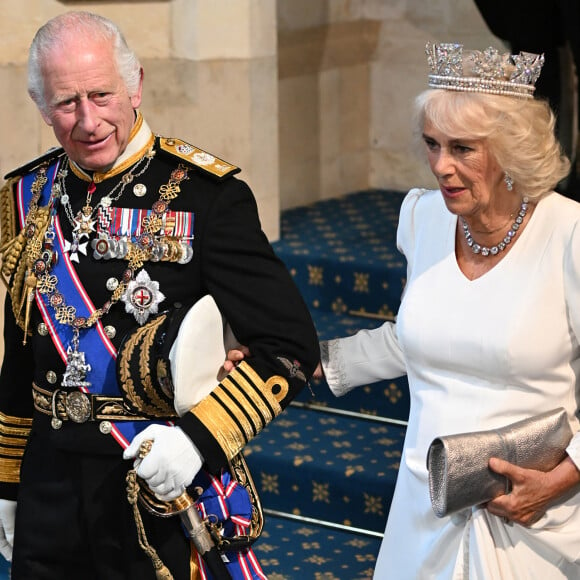 Les principaux intéressés ont fini par se marier le 9 avril 2005. Mais à en croire nos confrères de "Gala" ce jeudi 1er août, leur lune de miel à Balmoral a été assez originale...
Le roi Charles III d'Angleterre et la reine consort Camilla Parker Bowles lors de l'ouverture officielle du parlement britannique au palais de Westminster à Londres. Le 17 juillet 2024 © Eddie Mulholland / WPA Pool / Bestimage 