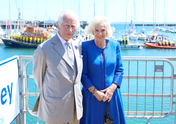 Le roi Charles III d'Angleterre et Camilla Parker Bowles, reine consort d'Angleterre, en visite officielle à Guernesey à Saint-Pierre-Port, le 15 juillet 2024. 