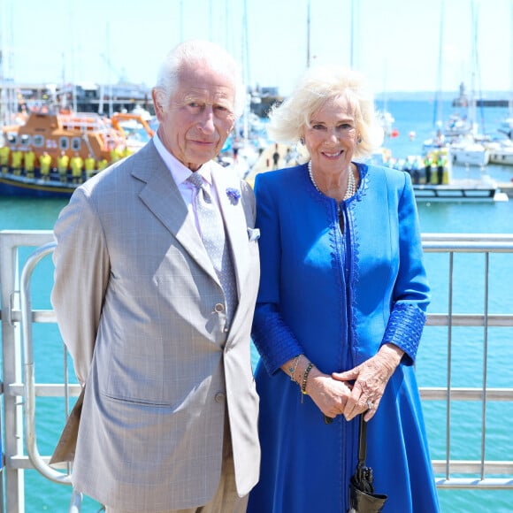 Le roi Charles III d'Angleterre et Camilla Parker Bowles, reine consort d'Angleterre, en visite officielle à Guernesey à Saint-Pierre-Port, le 15 juillet 2024. 