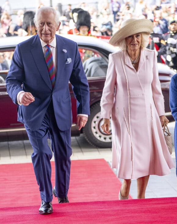 11 juillet 2024 : Le roi Charles III d'Angleterre et Camilla Parker Bowles, reine consort d'Angleterre, se rendent à Senedd, à Cardiff, pour célébrer les 25 ans du Parlement gallois : Le roi Charles III, la reine Camilla.Où : Cardiff, Pays de Galles, Royaume-Uni, le 11 juillet 2024. © GoffPhotos/Bestimage