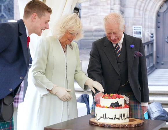 Mais pendant plusieurs années, ils ont aussi vécu un amour interdit !
Le roi Charles III et la reine consort Camilla assistent à une célébration au château d'Édimbourg pour marquer le 900e anniversaire de la ville d'Édimbourg, en Écosse le 3 juillet 2024 © Alpha Press / Bestimage 