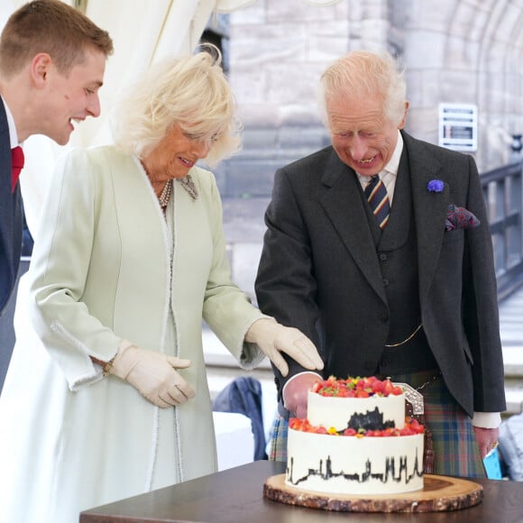 Mais pendant plusieurs années, ils ont aussi vécu un amour interdit !
Le roi Charles III et la reine consort Camilla assistent à une célébration au château d'Édimbourg pour marquer le 900e anniversaire de la ville d'Édimbourg, en Écosse le 3 juillet 2024 © Alpha Press / Bestimage 