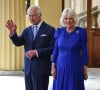 Depuis plus de 50 ans, la reine Camilla et le roi Charles s'aiment éperdument !
Le roi Charles III d'Angleterre et Camilla Parker Bowles, reine consort d'Angleterre, - Le roi d'Angleterre et la reine consort d'Angleterre, raccompagnent l'empereur et l'impératrice du Japon aux portes de Buckingham Palace à l'issue de leur visite officielle à Londres © Jira / Backgrid / Bestimage 